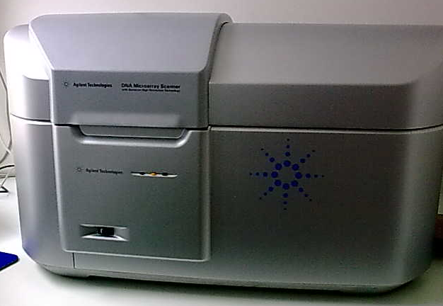 DNA Microarray Screener: In diesem Gerät werden die Proben auf dem Biochip mit unterschiedlichen Lasern bestrahlt und die Lichtimpulse werden pro Spot gespeichert. Dieses Gerät wurde von der Firma Agilent Technologies hergestellt. DNA Microarray Screener: In diesem Gerät werden die Proben auf dem Biochip mit unterschiedlichen Lasern bestrahlt und die Lichtimpulse werden pro Spot gespeichert. Dieses Gerät wurde von der Firma Agilent Technologies hergestellt.