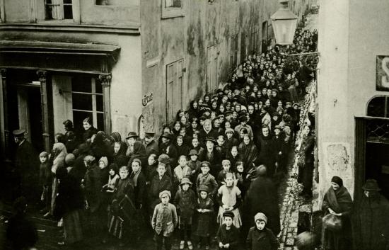Anstehende Menschen, die im Jahr 1917 Nahrungsmittel erwerben wollen. Warteschlange für Lebensmittel