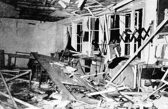 Der Besprechungsraum im "Führerhauptqurtier Wolfsschanze" nach dem Bombenattentat vom 20.Juli 1944 Der Besprechungsraum im "Führerhauptqurtier Wolfsschanze" nach dem Bombenattentat vom 20.Juli 1944