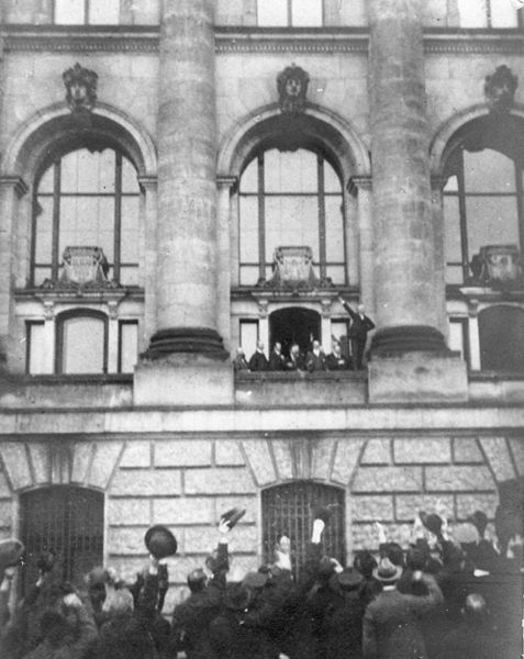 Philipp Scheidemann ruft die Republik aus Philipp Scheidemann