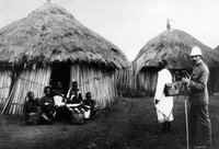 Von einer Eingeborenenfamilie wird ein Foto gemacht, Deutsch-Ostafrika, 1906