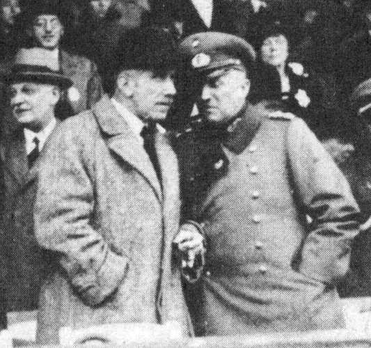 Reichskanzler Franz von Papen und sein Kriegsminister General Kurt von Schleicher in 1932 als Zuschauer bei einem Pferderennen in Berlin-Karlshorst von Papen und von Schleicher 1932