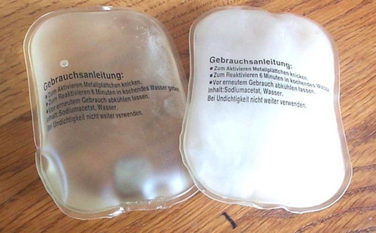 Natriumacetat-Taschenwärmer: Links ?geladen? (Salz in Lösung), rechts ?entladen? (als Trihydrat auskristallisiert)