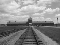 Haupteingang des KZ Birkenau