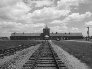 Haupteingang des KZ Birkenau