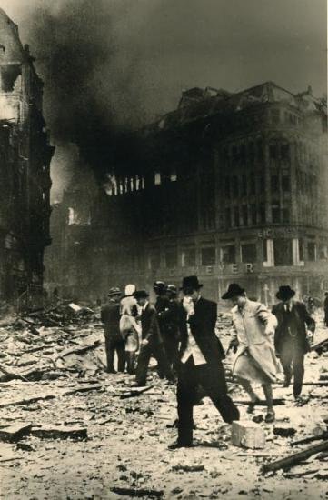 Hamburg nach einem Luftangrif: Gerhard Hauptmann Platz, Postkarte 1944