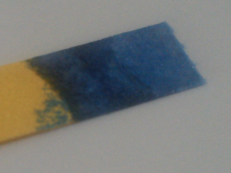 alkalischer pH-Wert: Lackmuspapier verfÃƒÂ¤rbt sich blau wenn es mit z.B. Seifenwasser in Kontakt kommt.