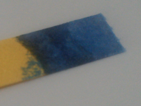 alkalischer pH-Wert: Lackmuspapier verfärbt sich blau wenn es mit z.B. Seifenwasser in Kontakt kommt. alkalischer pH-Wert: Lackmuspapier verfärbt sich blau wenn es mit z.B. Seifenwasser in Kontakt kommt.