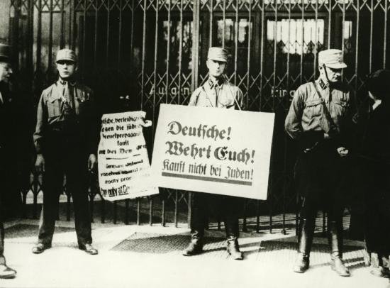 SA-M�nner vor einem j�dischen Gesch�ft, 1933