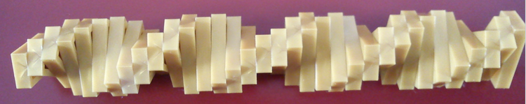 DNA-Modell aus Legosteinen (mit freundlicher Erlaubnis gebaut und bereitgestellt von Sebastian M. Sax)